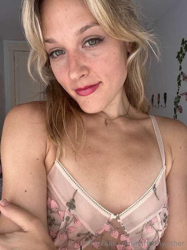 just felt cute today:) i'm usually not too comfortable showi..