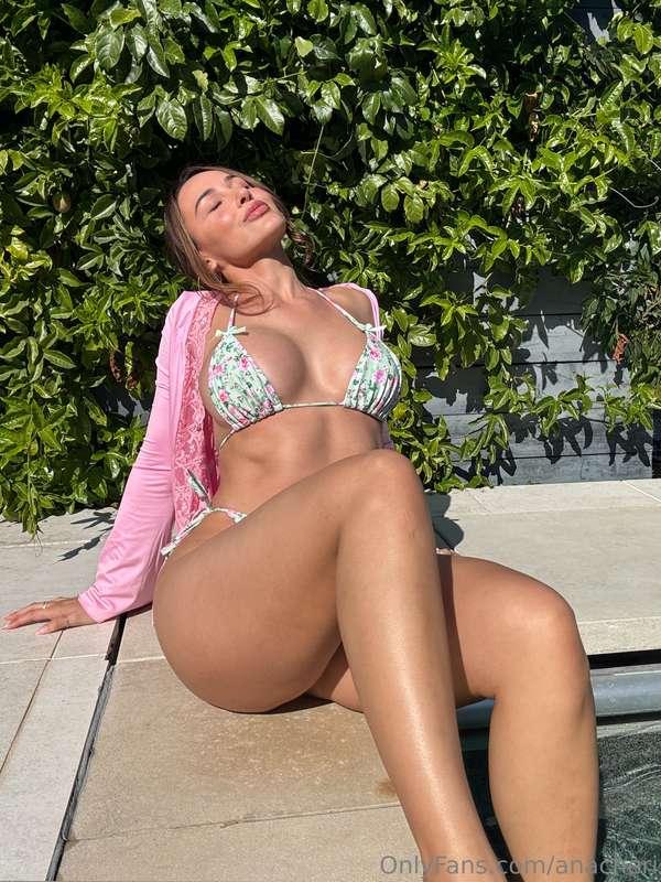 POV: You're the pool boy I trained to take my pics ✨