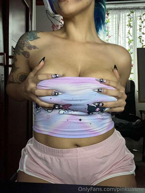Do you like my new top and nails? 💕