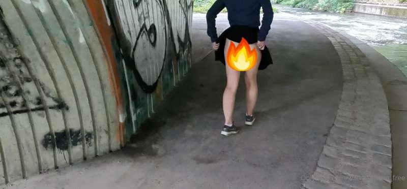 Skirt up and butt out in public 🍑💥