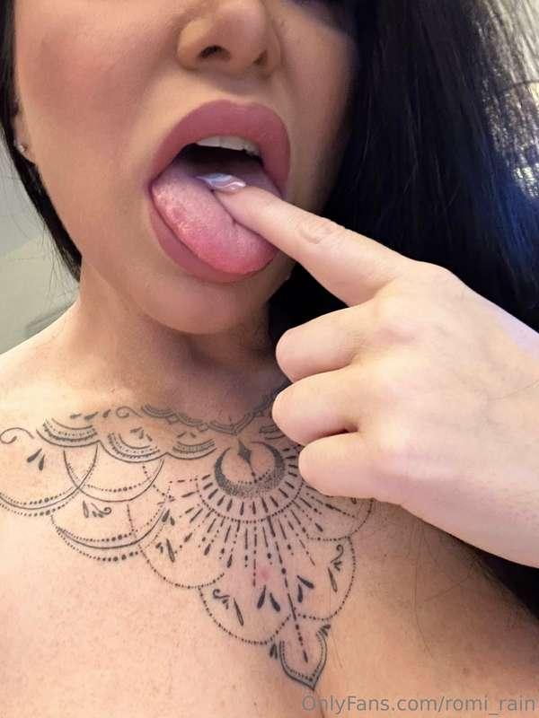 I need a cock in my mouth right now🙈