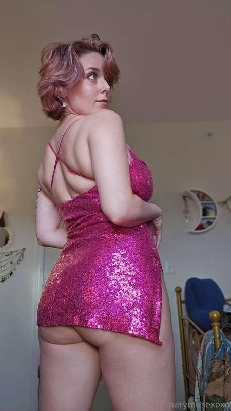 Hmm, this dress is just a bit short... 😔🤭🍑 xoxo