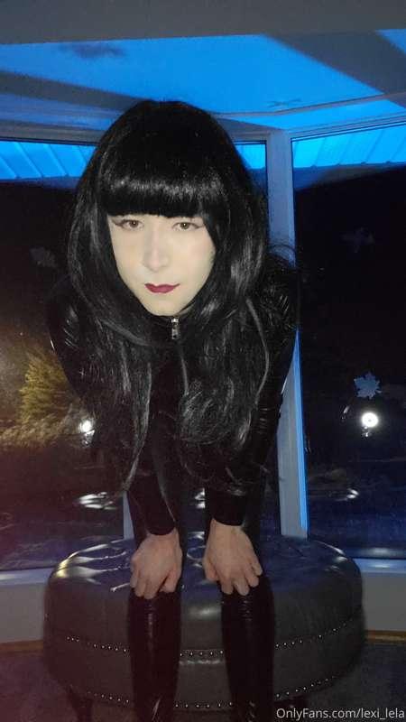 Rubber doll, bang so hard
Silicon, squeeze so hard
Ponytail,..