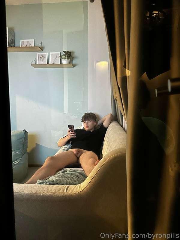 My roomate caught me chilling in the living room naked 🤤🙈