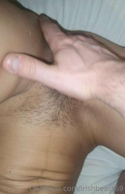 She sucks my dick while I play with her tight pussy, come se..