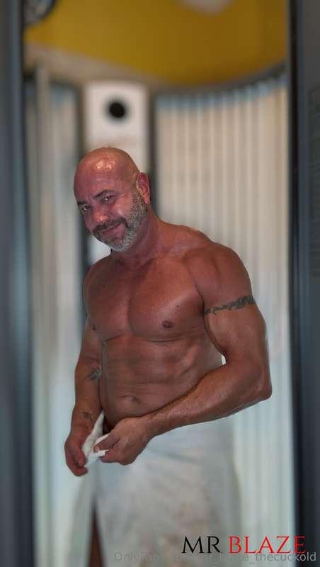 Just got out the tanning bed..time to snap some pics! #50yro..