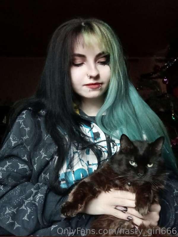 We celebrate a birthday with my kitty 🖤
