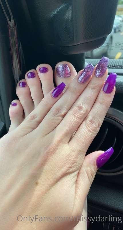 Who wants to pay for my new nails? I’ll make you a custom. 🥺..