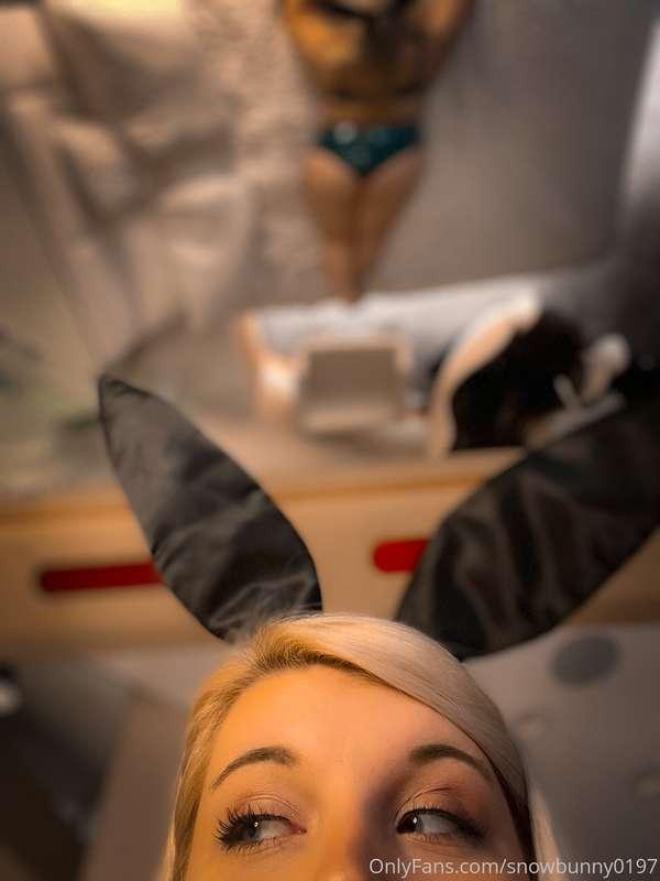 Peek-a-boo 😉 cum see my ass on my other OnlyFans! @snowbunny..