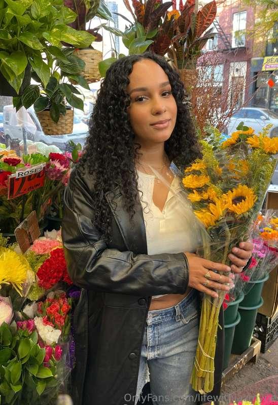Met up with my bestie today and we went flower shopping! She..