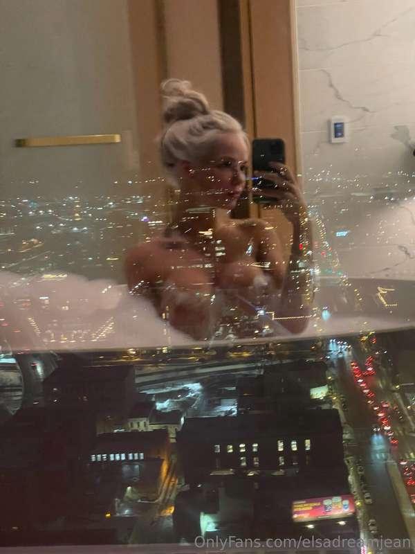 the entire city deserves to see these juicy tits don’t you t..