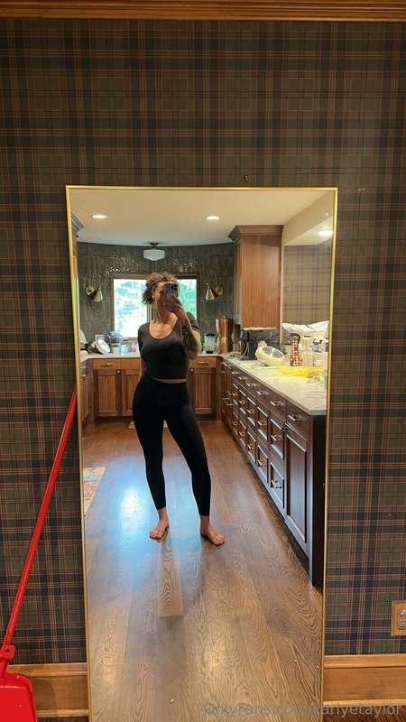 bet you wanna hug my body like this outfit is 🤪