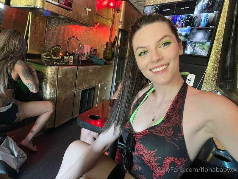 On a Tour bus happy Sunday 💋