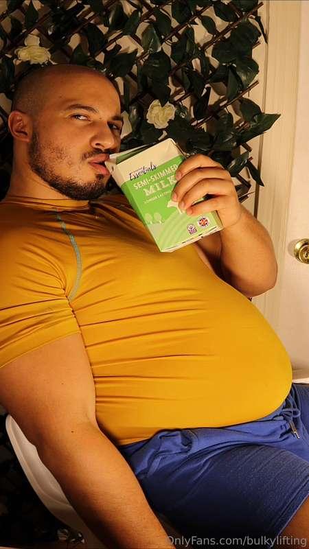 Look how huge the 3L Milk Challenge made my Gut 🥛