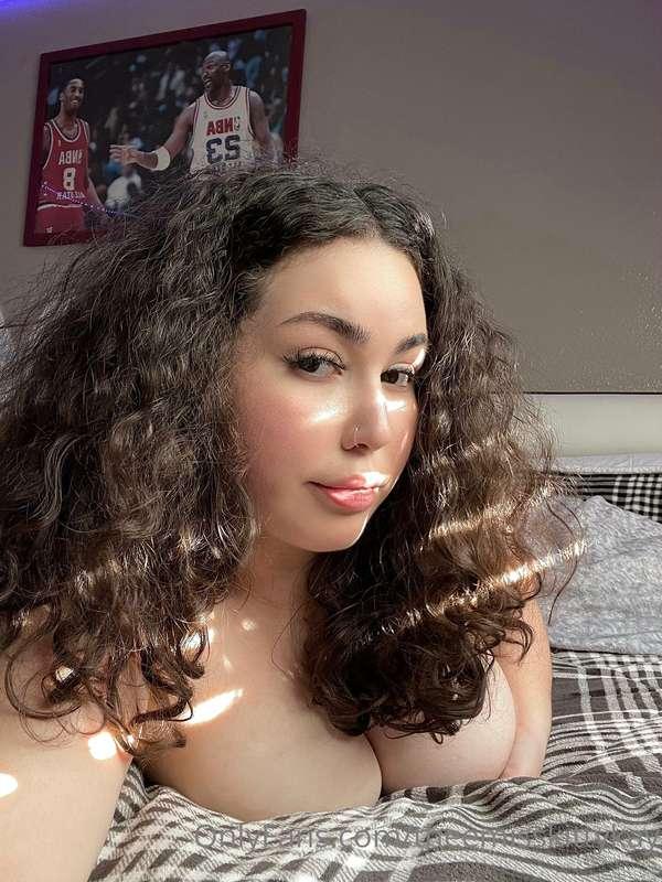 holding the bewbs