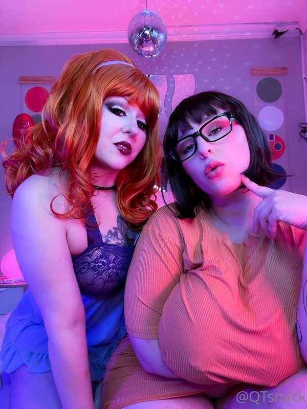 ***Daphne X Velma Sexy Slumber Party Nudes (14 nudes)***  Af..
