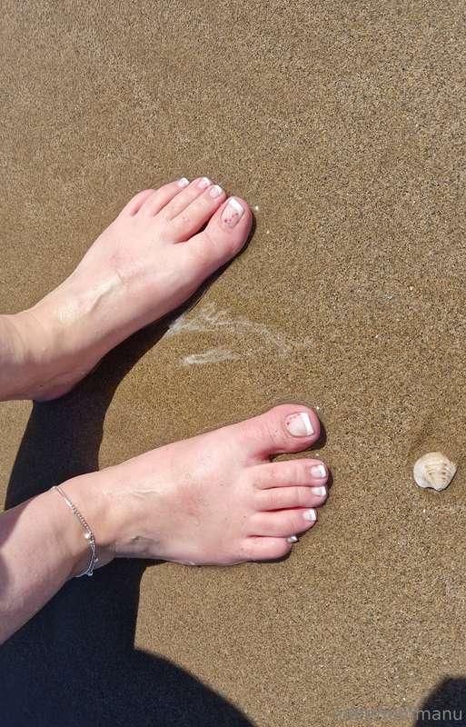 Greetings from the beach 👣.