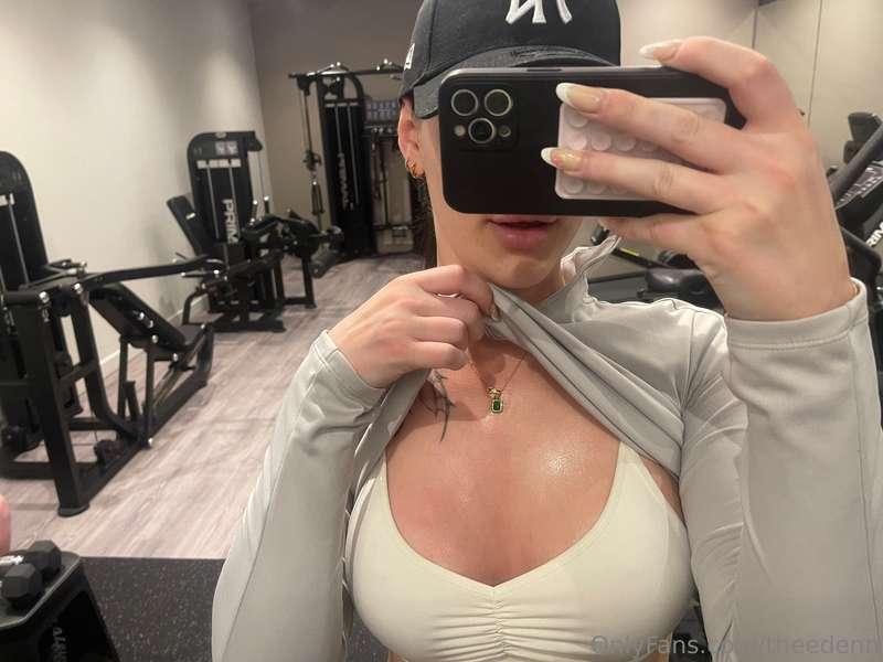 Would you run your tongue all over my sweaty body?😋