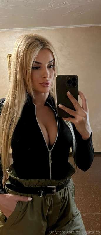 😜Time this wild girl to get to TOP. If you know what I mean?