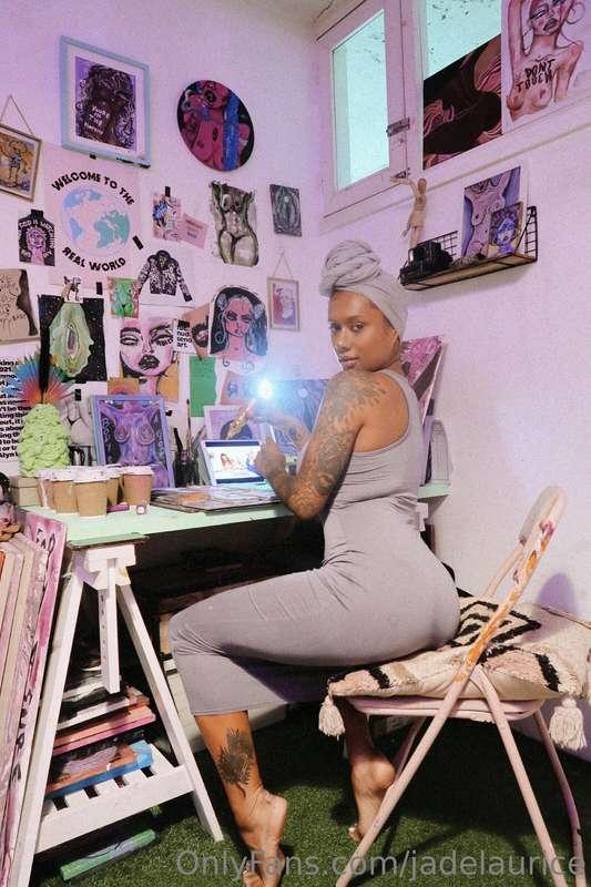 How many pieces of art can you see in this photo ? 🧐