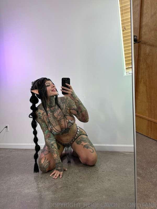 Shadowheart is feeling super horny 😈 and loves to tease you,..