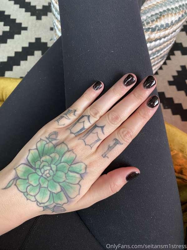 I painted my nails today! What do you think? 😋💅🏼