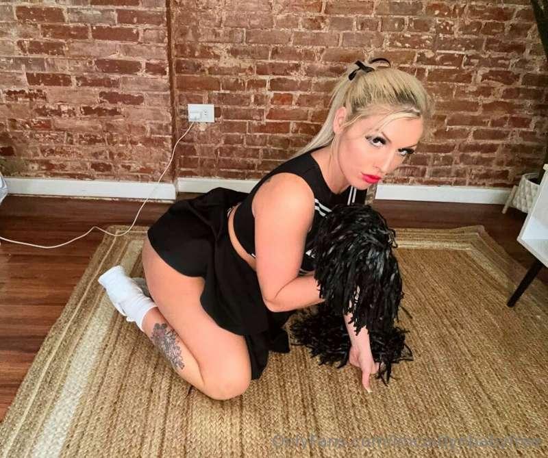 Cheering for you. 📣" cum for me, cum for me, cum for me" 

@..