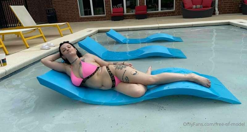 That 𝕋𝕙𝕚𝕔𝕜 𝕂𝕚𝕟𝕜𝕪 girl CAN DO MAGIC TRICKS WITH HER PUSSY🖤 GO..