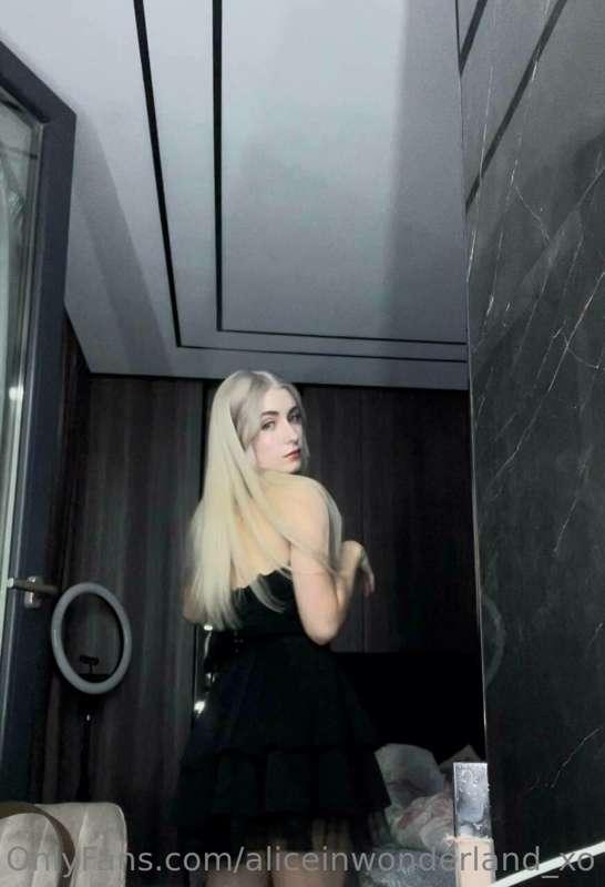 The girl in black🤭