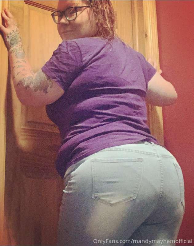 I rarely wear jeans, but when I do…🍑