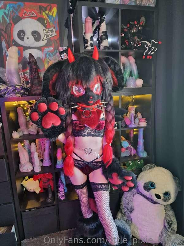 Some pictures in my new fursuit Chimiko 🖤❤️