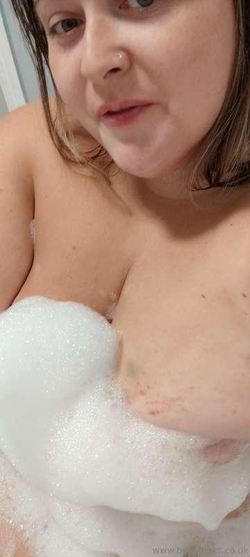 Jump in with me lets get wet 💦