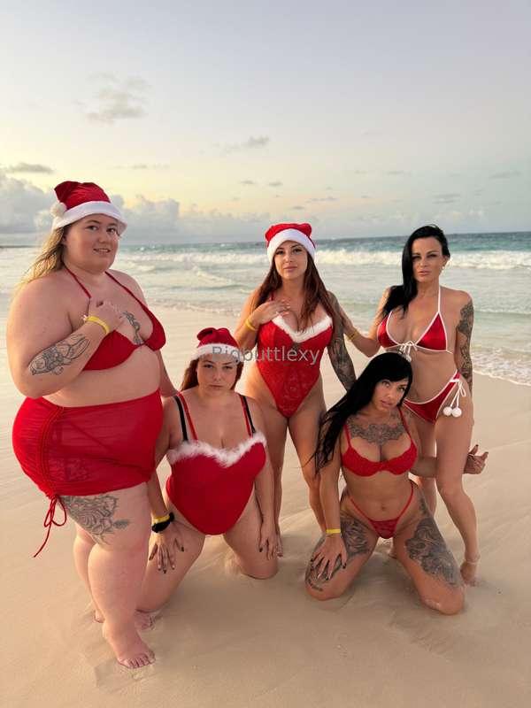 Your Santa Mommy ready to play 💦 @lexy_lissa @xlittle.mess.f..
