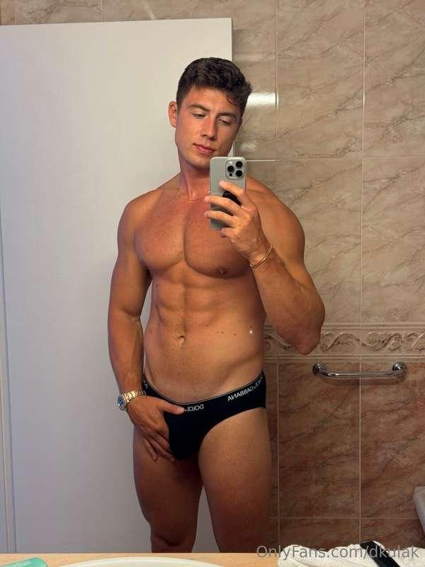 Get on your knees babe😈