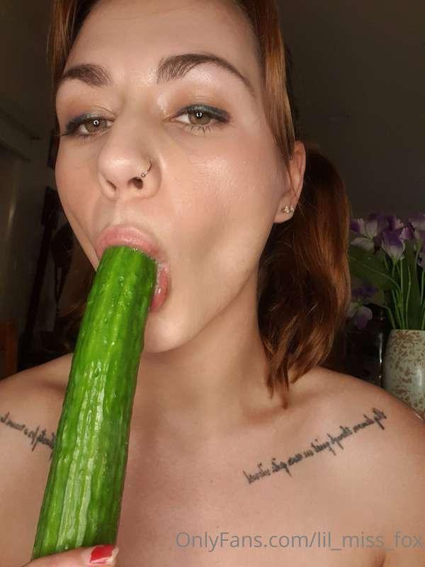 Sucking on this cucumber 🥒
Toss my salad? 😉🤣😘