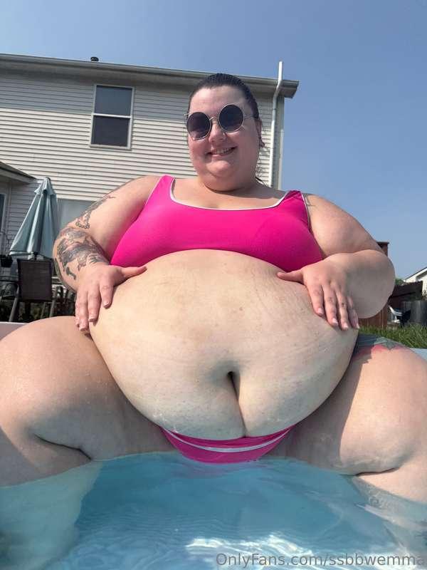 Bellybutton cleavage is so hot 🥵🥵🥵
