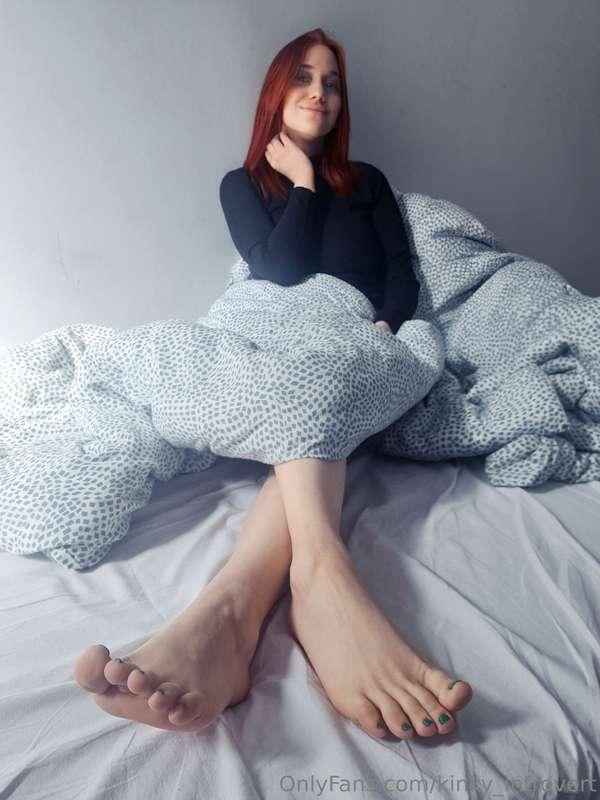 Oh my, look at the time!  It's worship my feet o'clock! 😄