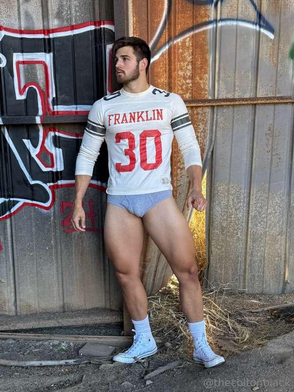 Who’s up for some Sunday football? 📸 @shotbyshams 