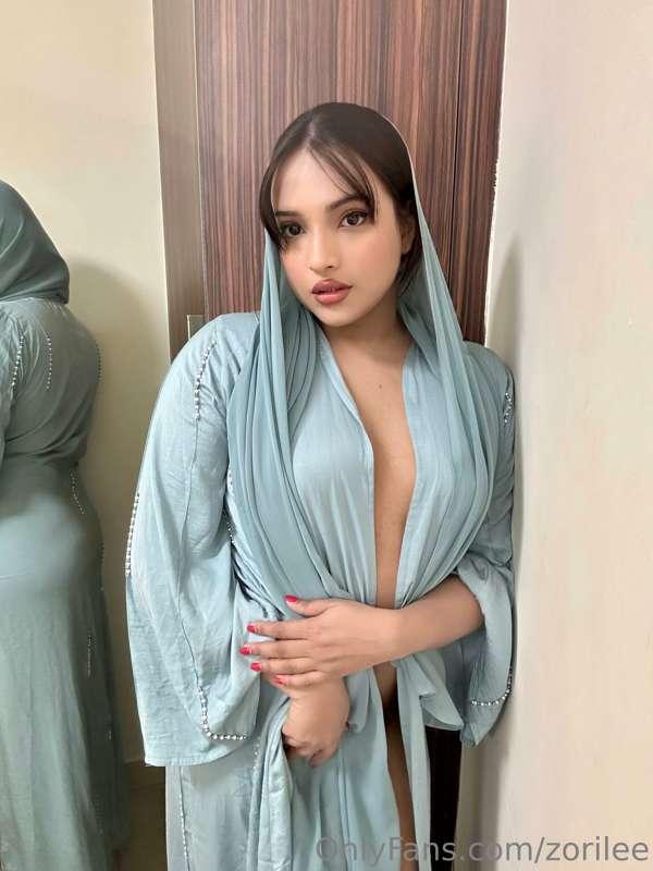 Swipe to open my abaya 
Are you a tity lover ? 
I love getti..