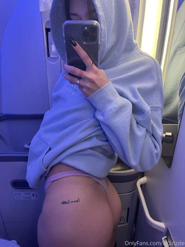 airplane bathrooms are too small 🙄