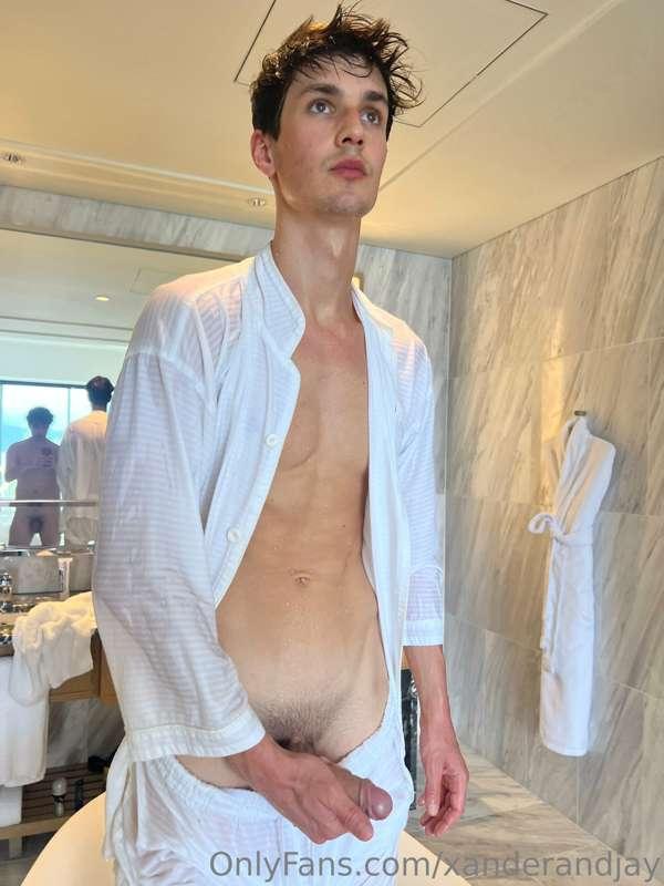 do you spot sexy Jay in the mirror? 😏 I get hard when he ben..