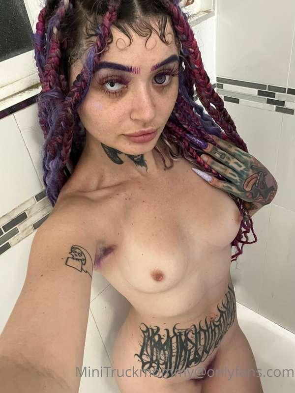 Shower selfies 🚿