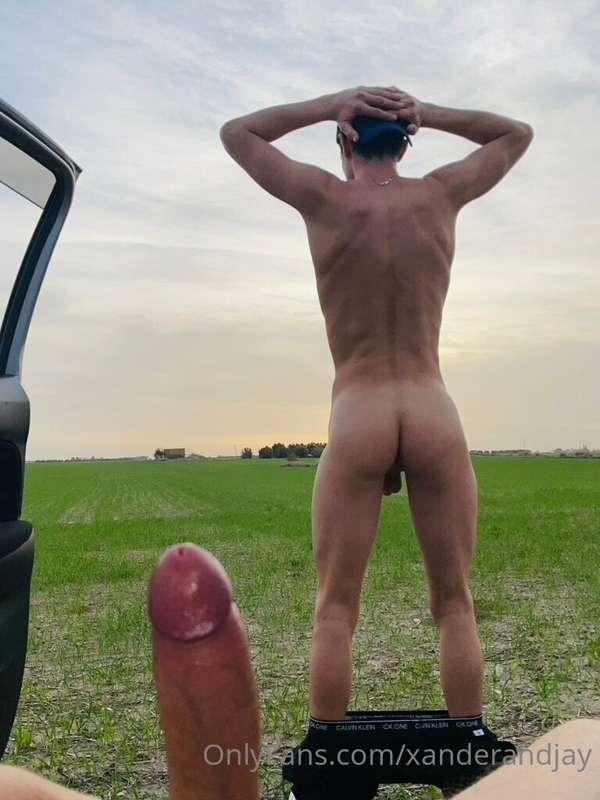 Nature at its best... would you get naked outside with us? 🍑..