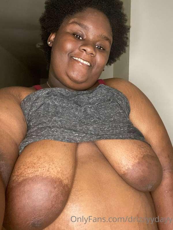 Can I smother with my tits🥰🥰