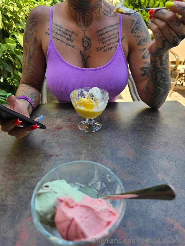 Kérsz egy nyalást ? 😈🔞