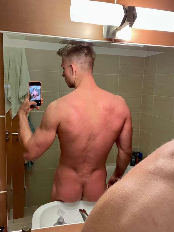 I guess 12 minutes in tanning studio was too much 🥵  Need so..