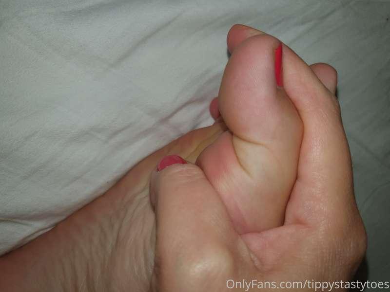 Touch my toes gently 🦶🏻🦶🏻🦶🏻 #footfetish #footlovers #lickmyt..