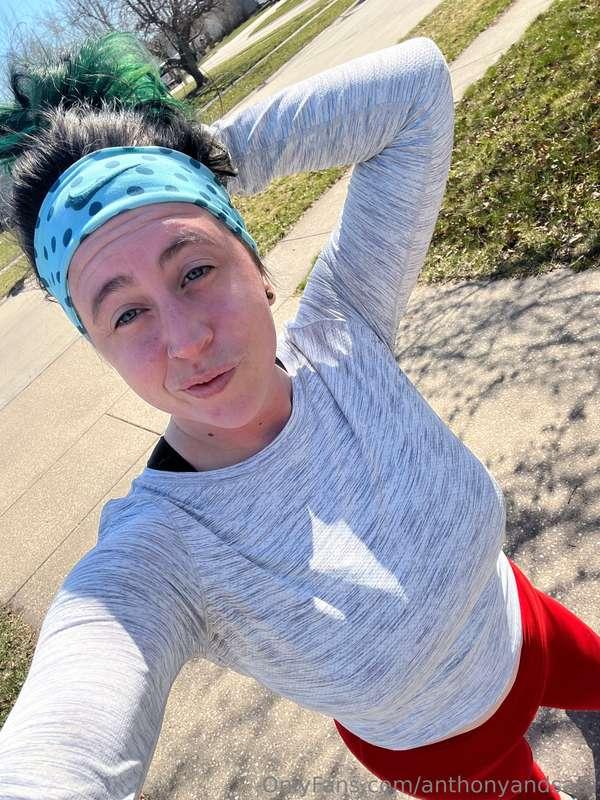We got our run in for the day and Hubby went to the gym. 💚