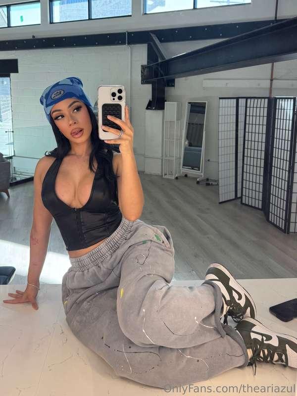 bored message me 😩🍒