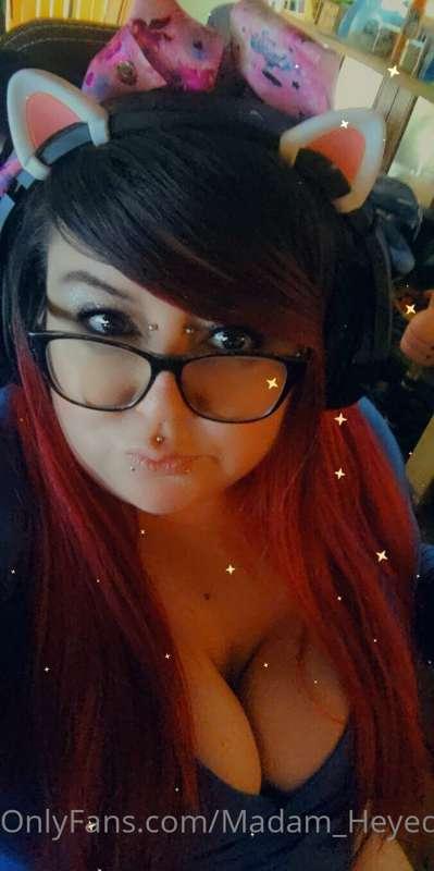 Live on twitch come hanggggg https://twitch.tv/madam_heyedro